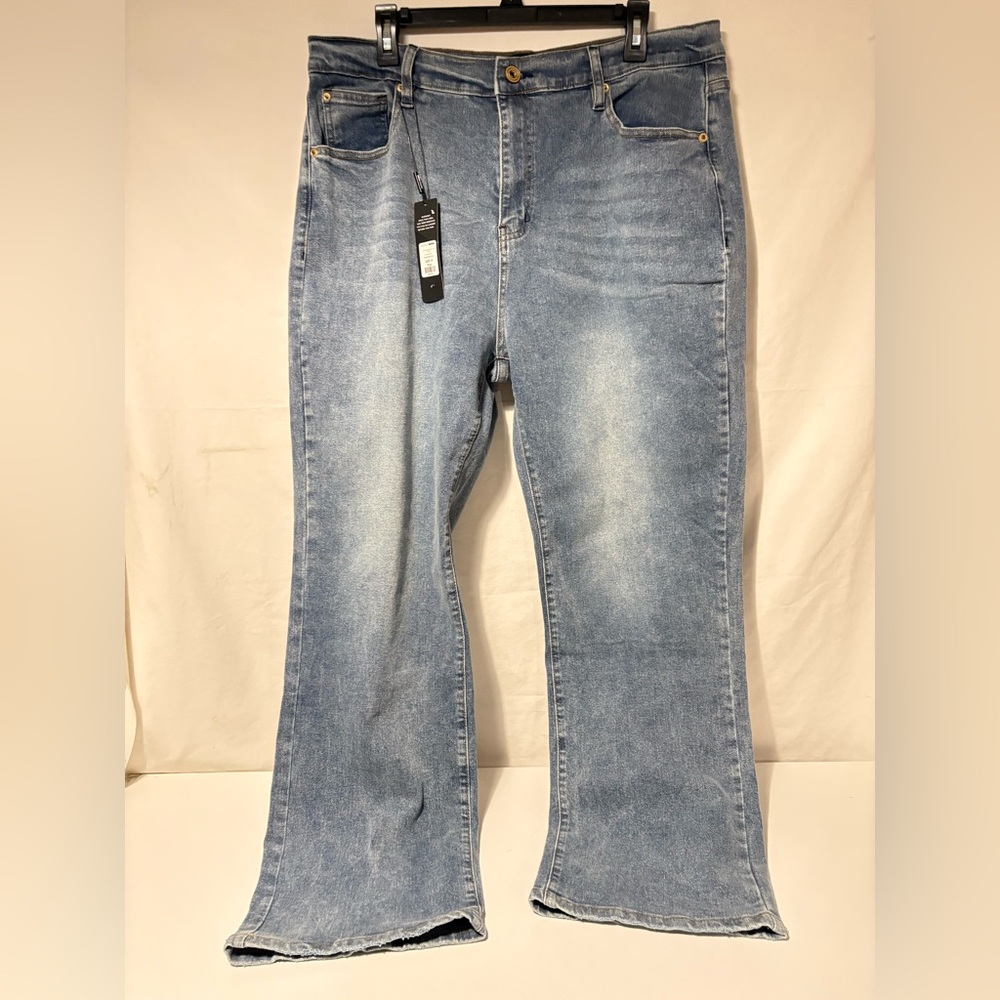 Fashion Nova NWT Plus Sz 14 Women’s Straight Leg Stretch Jeans Medium Wash